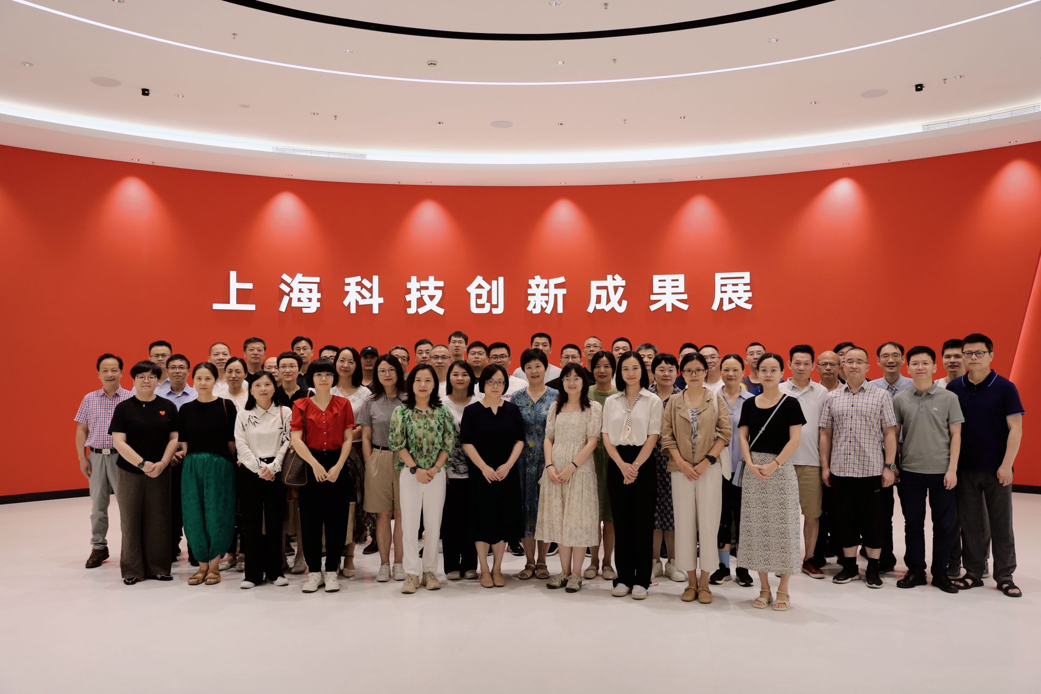 科技创新成果展合影.jpg 科技创新成果展合影.jpg