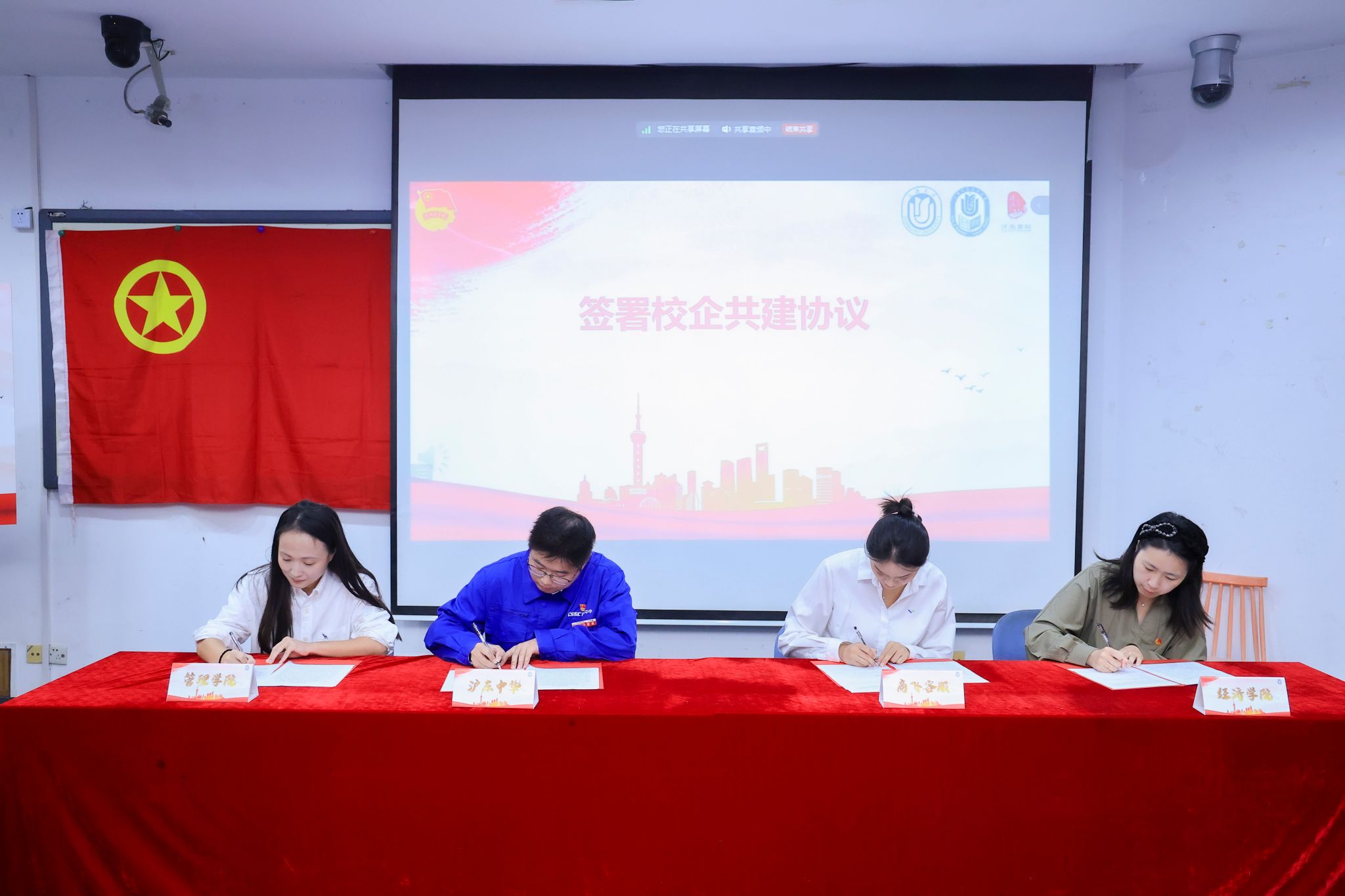 签署校企共建协议.jpg 签署校企共建协议.jpg